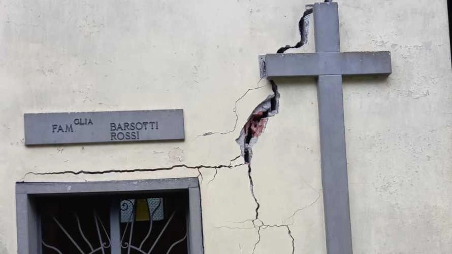 La crepa nella cappella di don Barsotti che si trova al cimitero Fabbriche Vergemoli La crepa nella cappella di don Barsotti che si trova al cimitero Fabbriche Vergemoli