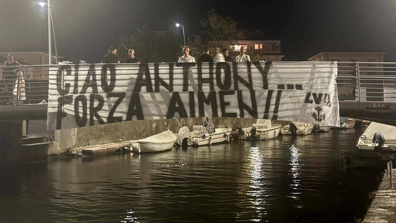 Lo striscione dei tifosi del Viareggio per Anthony
