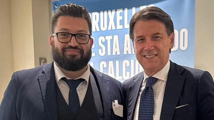 Claudio Loconsole con il leader pentastellato Giuseppe Conte Claudio Loconsole con il leader pentastellato Giuseppe Conte
