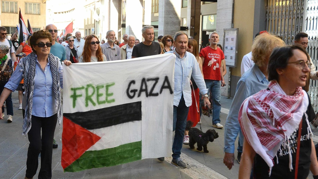 Gli esponenti del gruppo consiliare dem in testa al corteo per Gaza Gli esponenti del gruppo consiliare dem in testa al corteo per Gaza