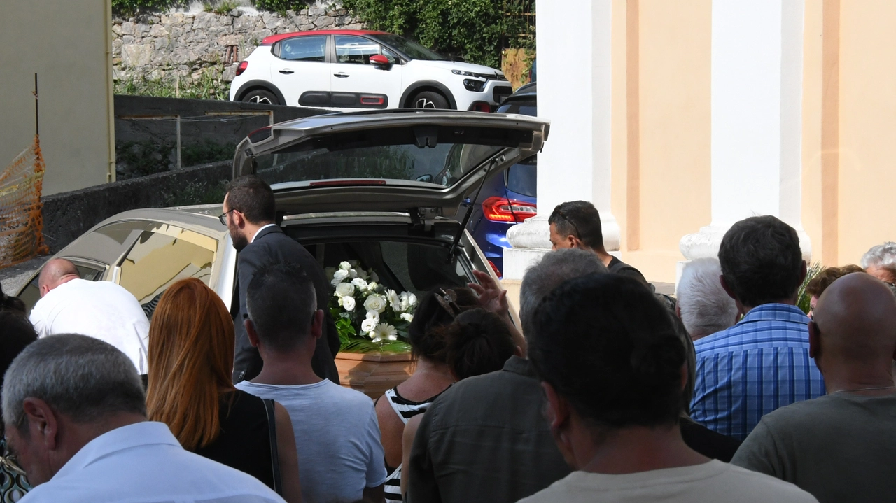 Fiori bianchi sul feretro di Eugenio Frasca