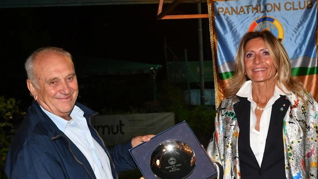 Il maestro Sergio Marrai del Tennis Italia è stato premiato dal Panathlon Club Forte dei Marmi per il suo ruolo di spicco nel panorama nazionale e internazionale. Durante l'evento è stato presentato un libro su Rafael Nadal, con contributi di Stefano Maffei. Marrai ha sottolineato l'importanza di promuovere il tennis per far emergere il potenziale dei giovani. Il maestro Sergio Marrai del Tennis Italia è stato premiato dal Panathlon Club Forte dei Marmi per il suo ruolo di spicco nel panorama nazionale e internazionale. Durante l'evento è stato presentato un libro su Rafael Nadal, con contributi di Stefano Maffei. Marrai ha sottolineato l'importanza di promuovere il tennis per far emergere il potenziale dei giovani.