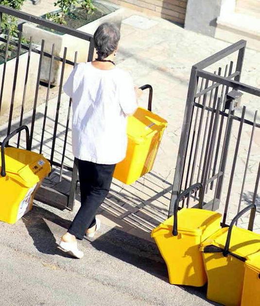 "Teniamo i rifiuti in casa per 15 giorni". La “differenziata“ non piace ai cittadini