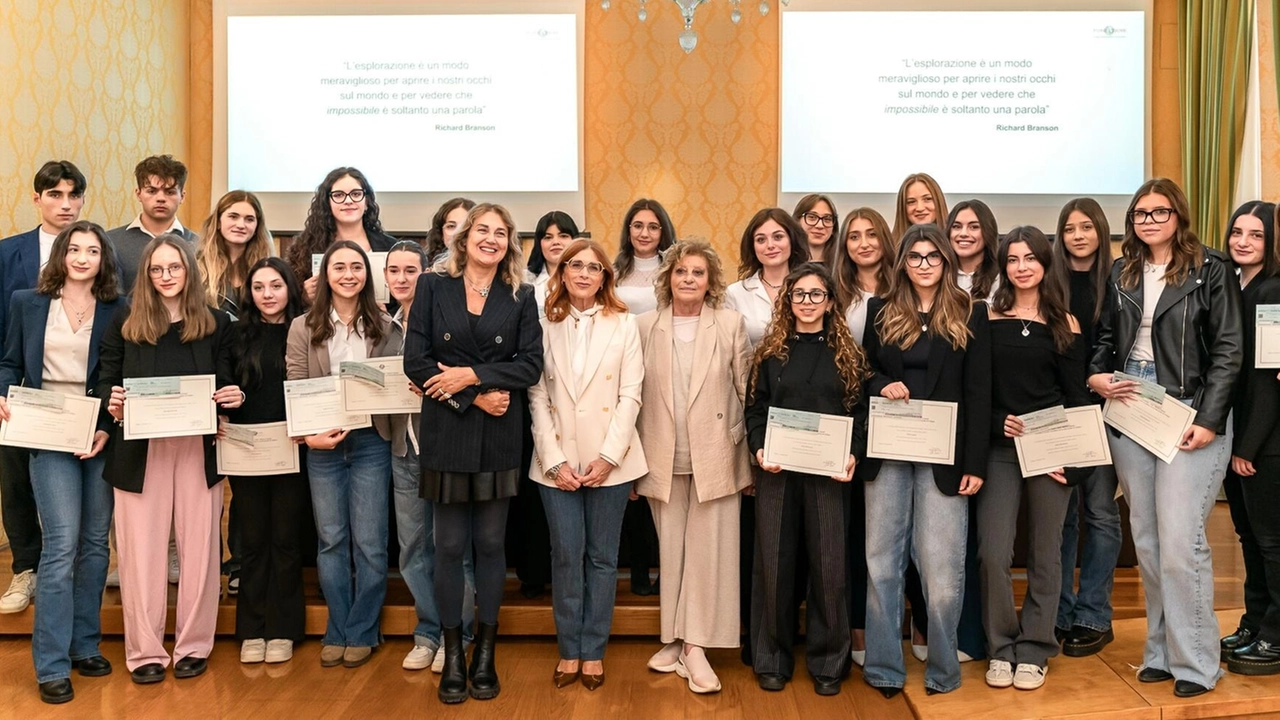 La Fondazione Cassa di Risparmio di Foligno premia 30 eccellenze studentesche con la borsa di studio Alberto Cianetti. I ragazzi hanno superato l'esame di maturità con 100 e lode, ricevendo 500 euro ciascuno. La presidente Monica Sassi sottolinea l'importanza di celebrare la crescita dei giovani al di là dei voti, incoraggiandoli a trovare il proprio posto nel mondo. La signora Olga Cianetti ricorda l'impegno sociale e educativo del marito, sottolineando l'importanza di credere nel potenziale dei giovani. La Fondazione Cassa di Risparmio di Foligno premia 30 eccellenze studentesche con la borsa di studio Alberto Cianetti. I ragazzi hanno superato l'esame di maturità con 100 e lode, ricevendo 500 euro ciascuno. La presidente Monica Sassi sottolinea l'importanza di celebrare la crescita dei giovani al di là dei voti, incoraggiandoli a trovare il proprio posto nel mondo. La signora Olga Cianetti ricorda l'impegno sociale e educativo del marito, sottolineando l'importanza di credere nel potenziale dei giovani.