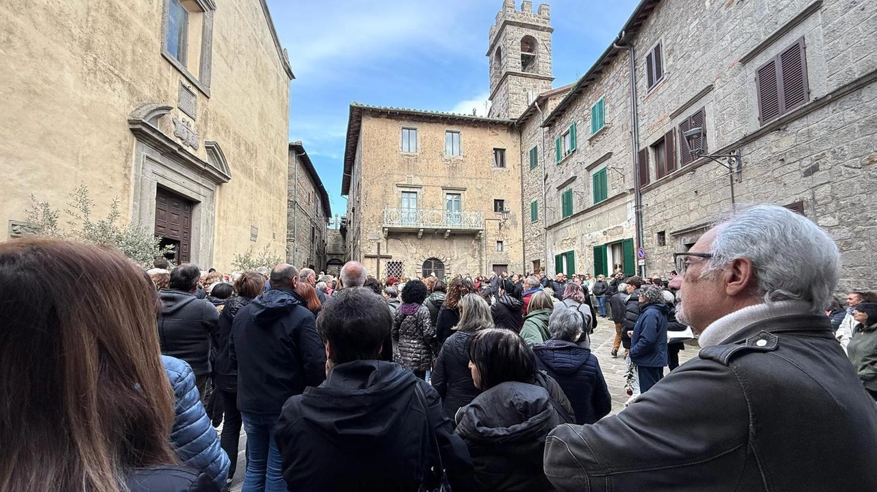 Tantissime persone sono rimaste fuori dalla chiesa di Santa Croce