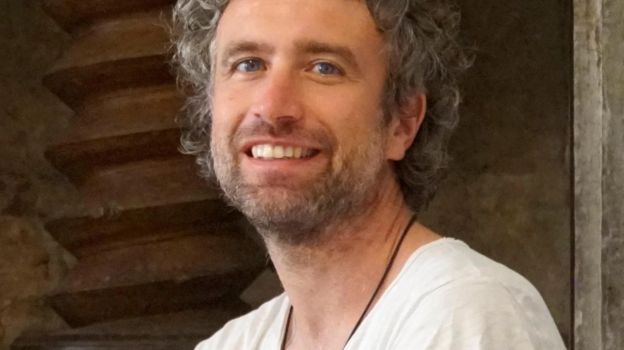 Indagare la natura e fenomeni connessi al cambiamento climatico. È questo l’obiettivo del lavoro portato avanti dall’artista cortonese Roberto... Indagare la natura e fenomeni connessi al cambiamento climatico. È questo l’obiettivo del lavoro portato avanti dall’artista cortonese Roberto...