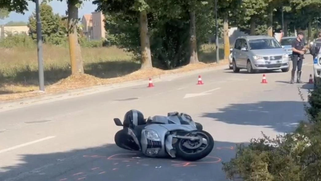 La moto ha travolto due persone che attaversavano la strada La moto ha travolto due persone che attaversavano la strada