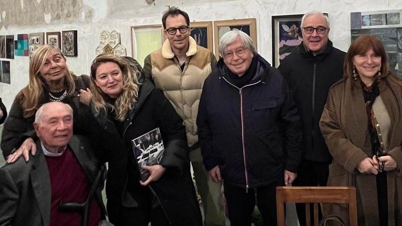 Foto di gruppo al finissage, con Carlo Palli e la sindaca Ilaria Bugetti Foto di gruppo al finissage, con Carlo Palli e la sindaca Ilaria Bugetti