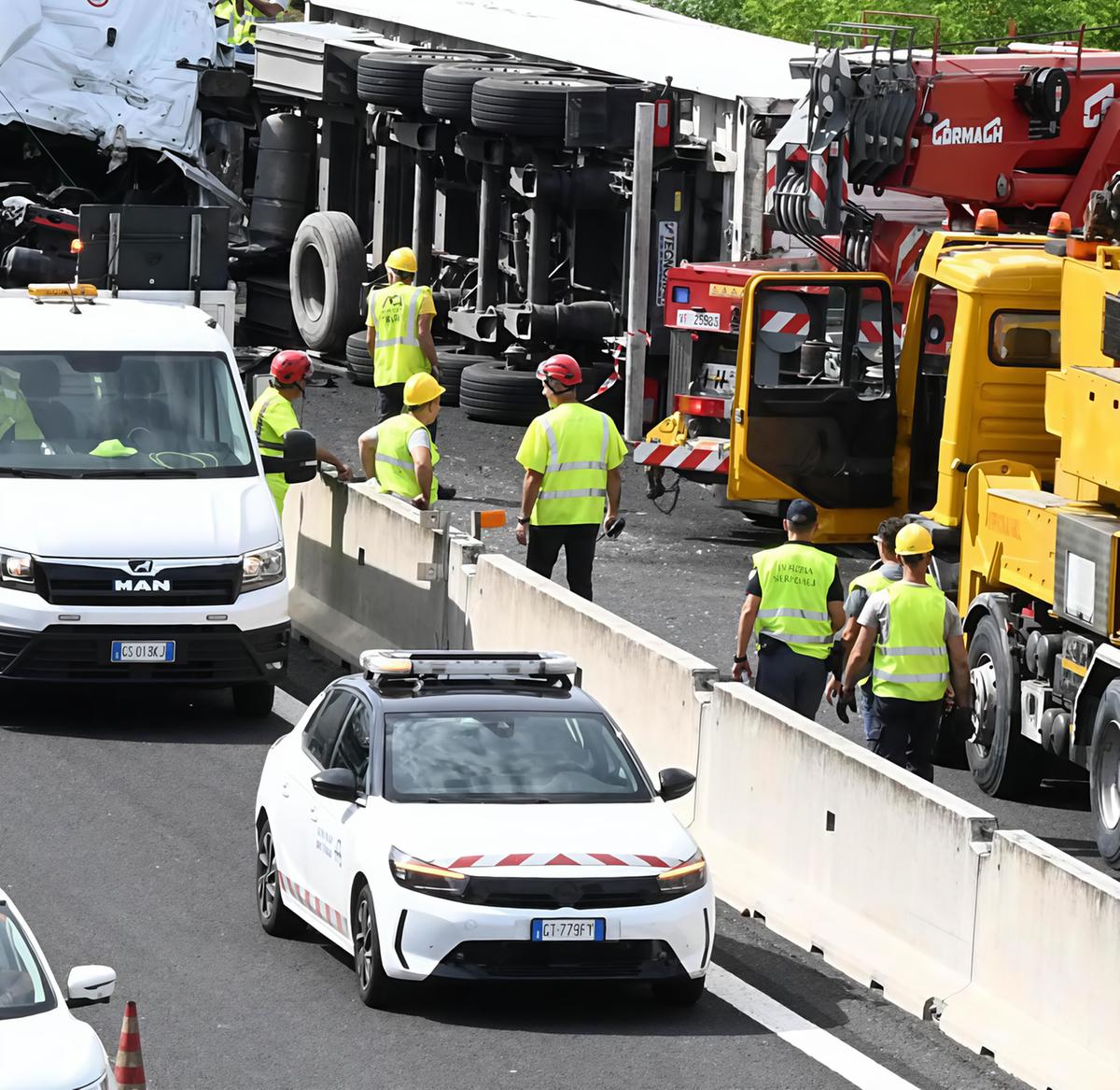 Stop al sorpasso tra Tir in A1. Caso in consiglio