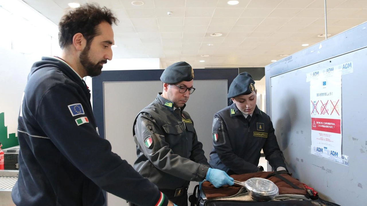 Controlli alla dogana dell’aeroporto da parte della Guardia di Finanza Qui una foto d’archivio Controlli alla dogana dell’aeroporto da parte della Guardia di Finanza Qui una foto d’archivio