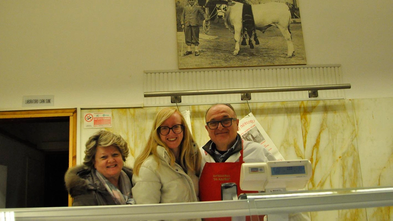 Mauro Peri chiude la macelleria in via Alessandro Manzoni, la traversa di via Dante che conduce all’ex ospedale