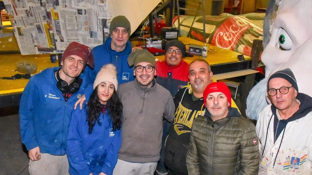 Il rione biancazzurro sfilerà con il carro, mascherata a terra e reginetta: mancherà solo qualche figura. Manni: "Ci siamo voluti essere a ogni costo con uno slancio positivo, di allegria e spensieratezza" . Il rione biancazzurro sfilerà con il carro, mascherata a terra e reginetta: mancherà solo qualche figura. Manni: "Ci siamo voluti essere a ogni costo con uno slancio positivo, di allegria e spensieratezza" .