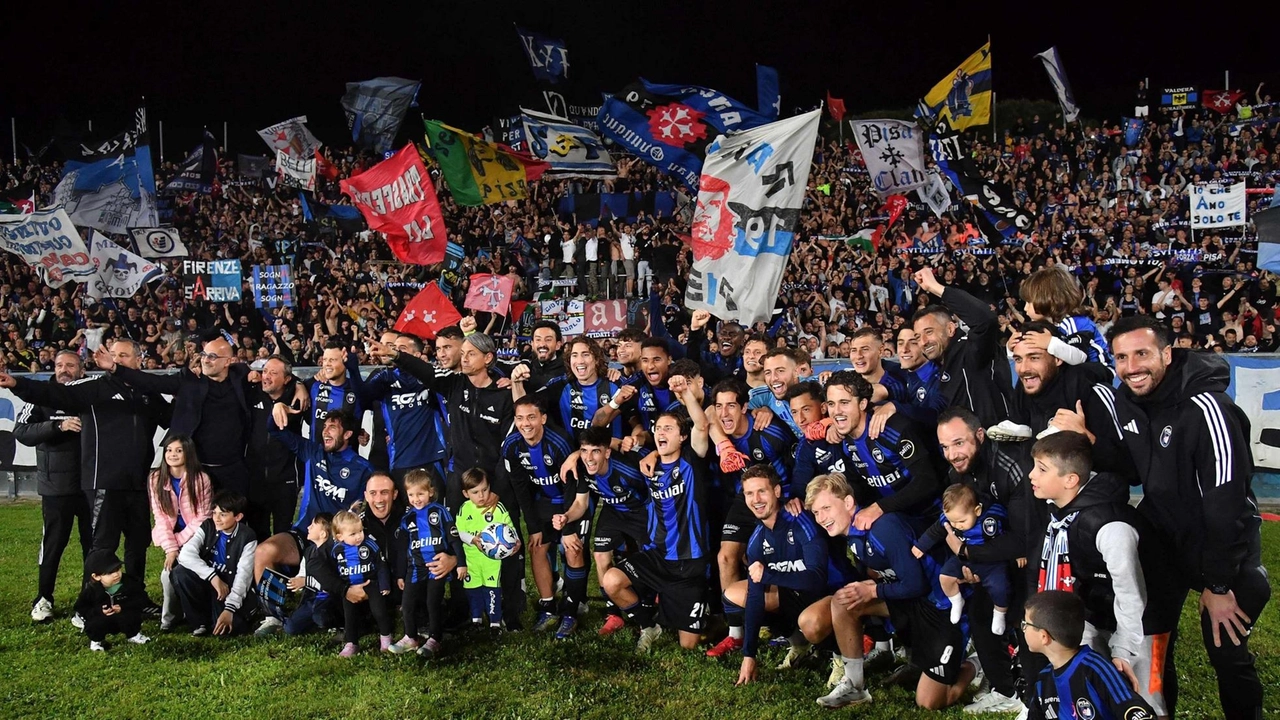 La squadra nerazzurra festeggia (con grandi e piccini) sotto la Curva Nord. A destra la gioia di Rus (foto Masotti per Valtriani) La squadra nerazzurra festeggia (con grandi e piccini) sotto la Curva Nord. A destra la gioia di Rus (foto Masotti per Valtriani)