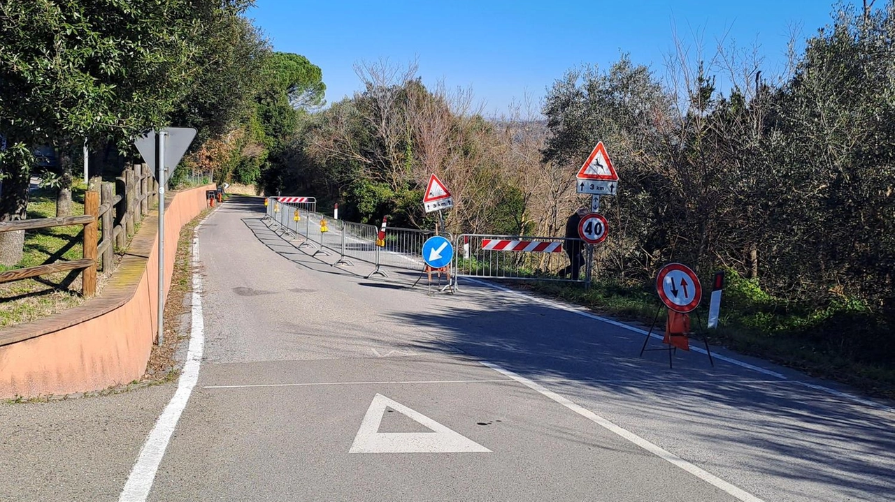 La frana lungo via comunale di Cedri in prossimità dell’incrocio con via comunale di Montelopio a Peccioli La frana lungo via comunale di Cedri in prossimità dell’incrocio con via comunale di Montelopio a Peccioli