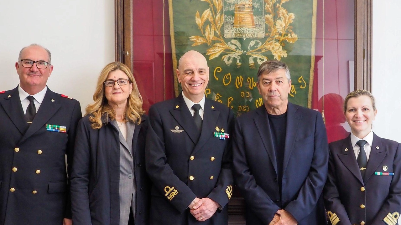 In municipio il sindaco Bruno Murzi e l’assessore al demanio, turismo e cultura, Graziella Polacci, hanno ricevuto il direttore marittimo... In municipio il sindaco Bruno Murzi e l’assessore al demanio, turismo e cultura, Graziella Polacci, hanno ricevuto il direttore marittimo...