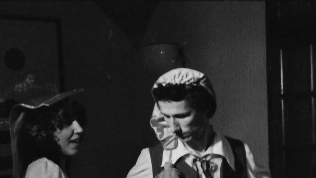 Una foto una storia Nello scatto di Augusto Mattioli un’immagine del 1979 al Circolo Il Leone. Una foto una storia Nello scatto di Augusto Mattioli un’immagine del 1979 al Circolo Il Leone.