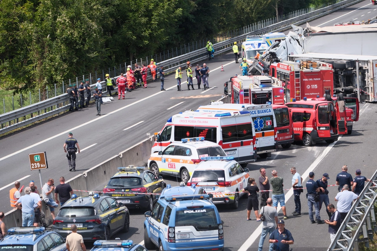 Polizia stradale, guardia di finanza, ambulanze, vigili del fuoco: i soccorritori intervenuti sul luogo dell'incidente in A1 (Foto Alessandro Merli)