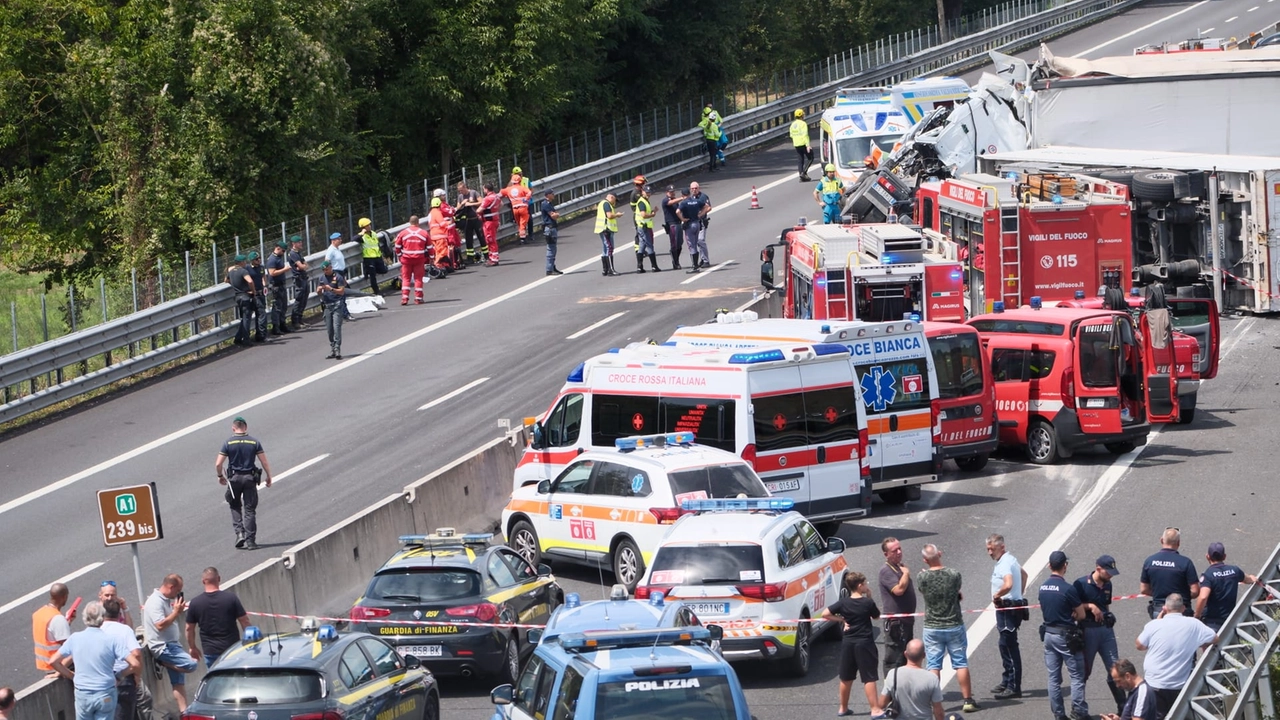 Polizia stradale, guardia di finanza, ambulanze, vigili del fuoco: i soccorritori intervenuti sul luogo dell'incidente in A1 (Foto Alessandro Merli)