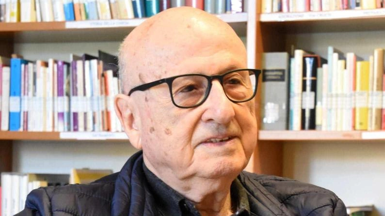 Giorgio Roventini, ex imprenditore, ha 88 anni ed è volontario della Caritas di Viareggio