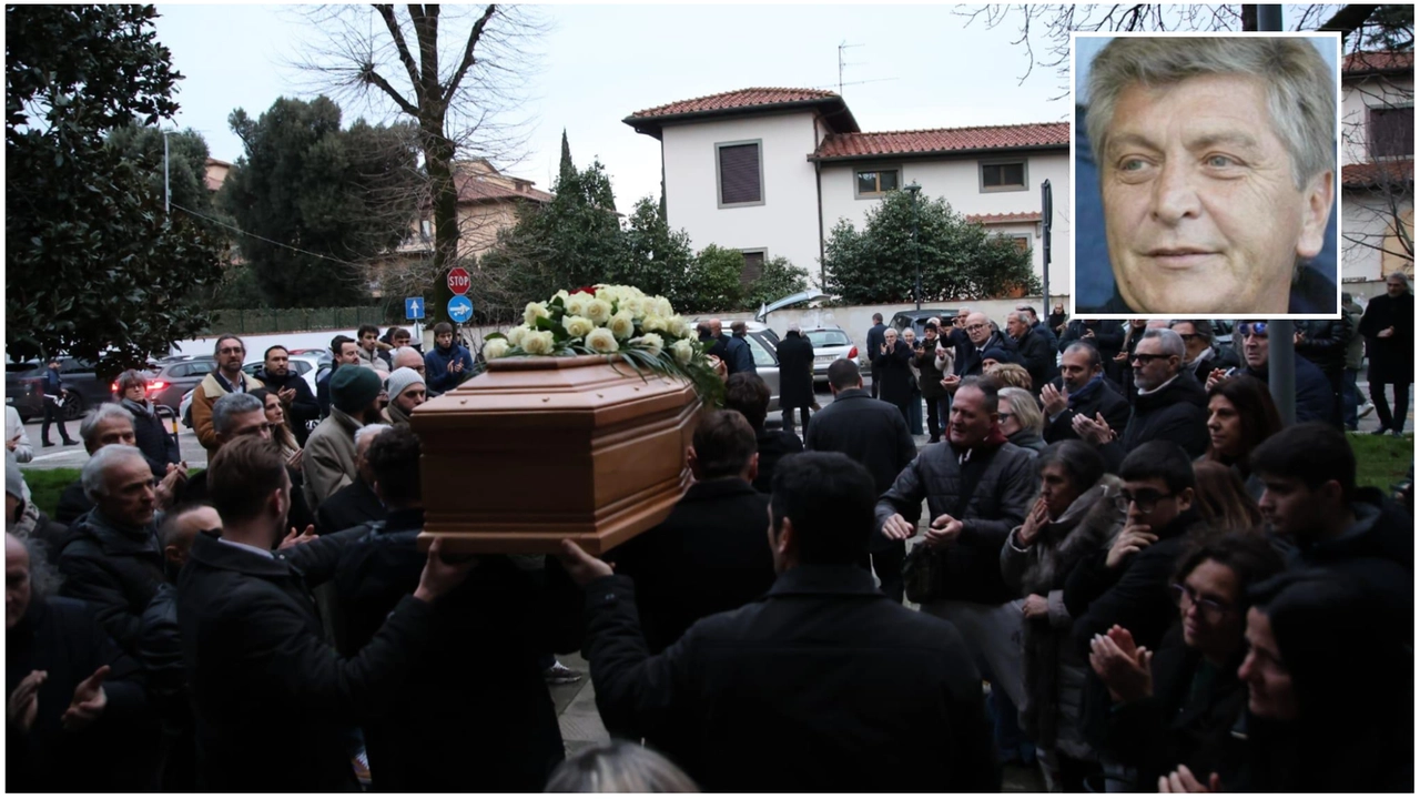 Un momento dei funerali di Andrea Toccafondi (nel riquadro). Tanta gente per l'ultimo saluto, anche diversi volti del mondo del calcio (Foto Attalmi) Un momento dei funerali di Andrea Toccafondi (nel riquadro). Tanta gente per l'ultimo saluto, anche diversi volti del mondo del calcio (Foto Attalmi)
