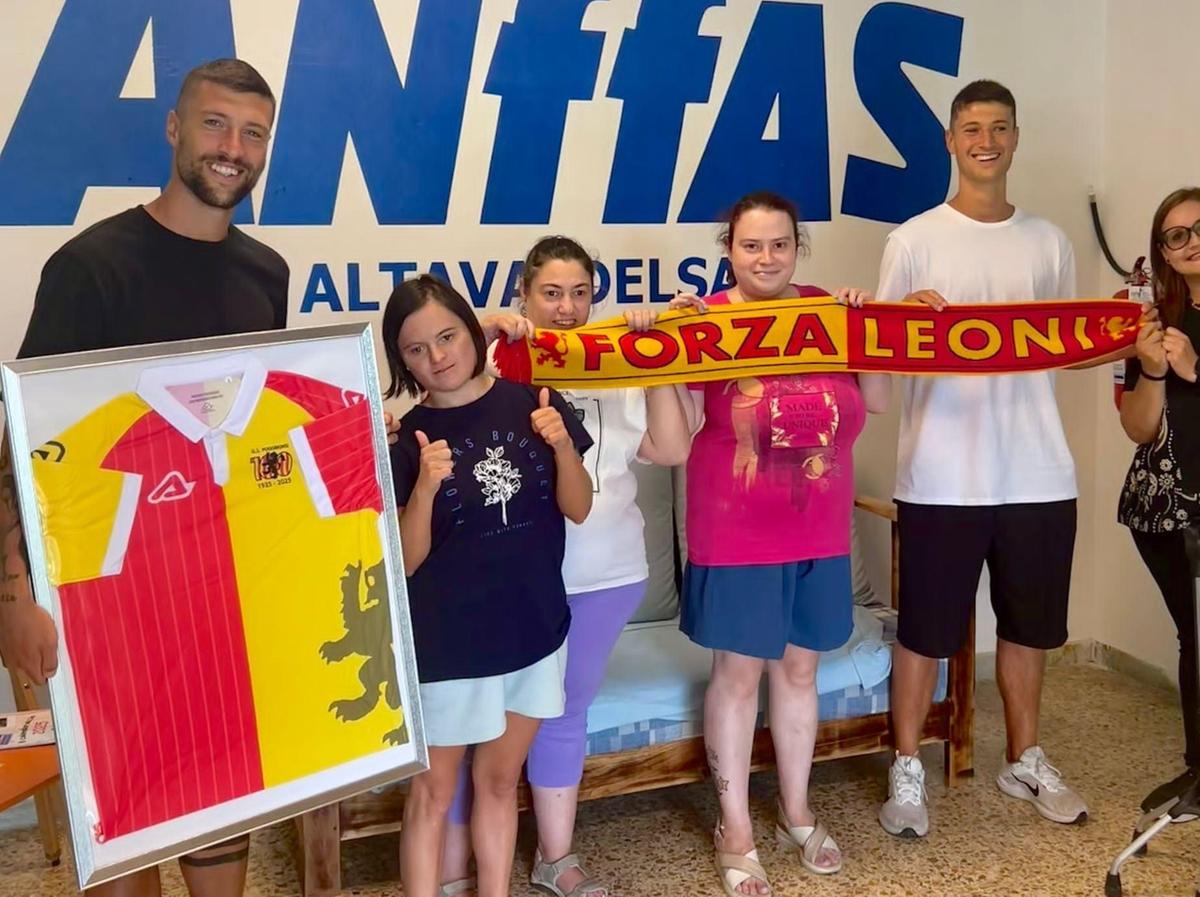 il centenario dei leoni calciatori in visita ai ragazzi con disabilit224