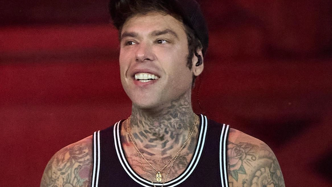 Fedez, concerto flop a Forte dei Marmi: biglietti scontati del 50% per riempire la platea