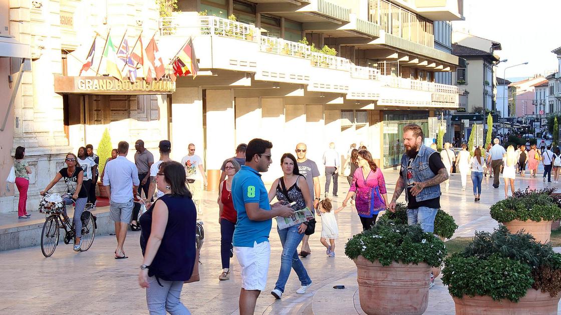 "I Cas stanno svilendo il turismo e il centro"