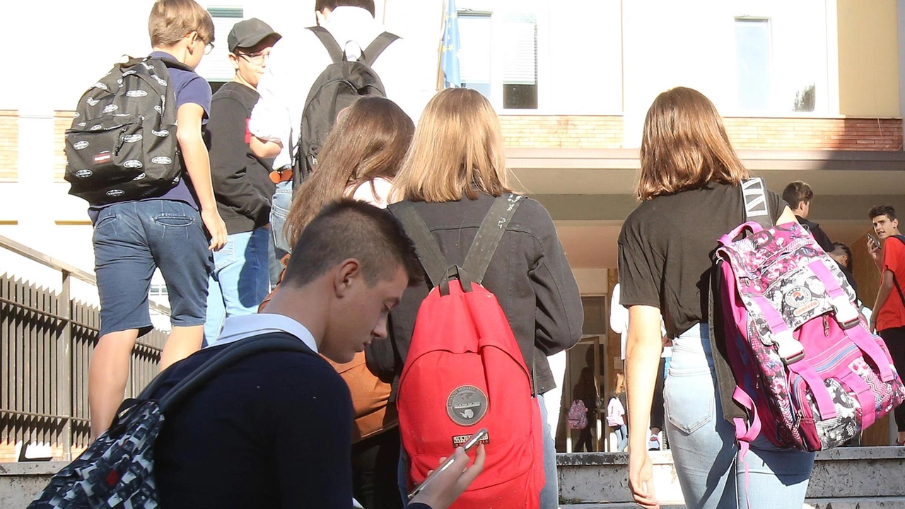 Sulle scale delle scuole superiori, pronti a un nuovo anno scolastico Sulle scale delle scuole superiori, pronti a un nuovo anno scolastico