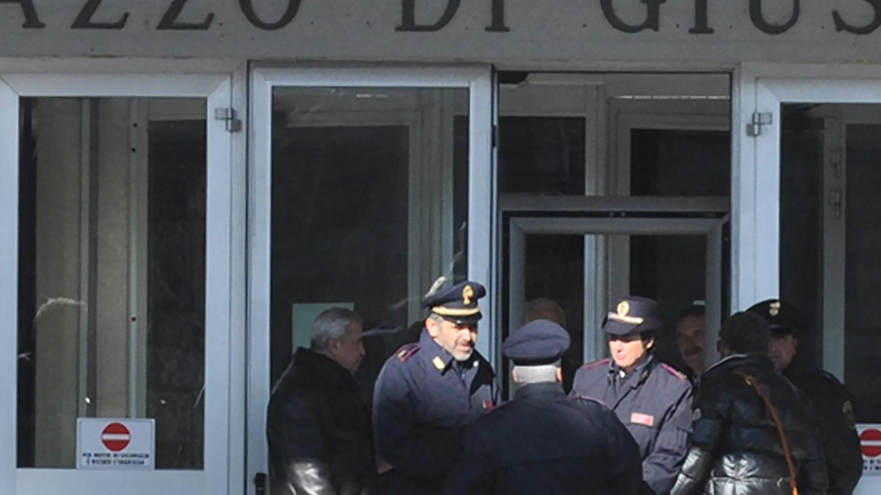 Era stato accerchiato e minacciato con un coltello a serramanico ed è stato aggredito in mezzo alla strada. Il motivo?... Era stato accerchiato e minacciato con un coltello a serramanico ed è stato aggredito in mezzo alla strada. Il motivo?...
