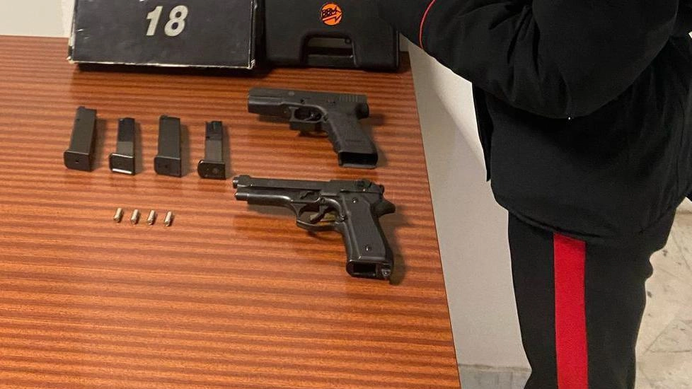 I carabinieri della stazione di Levanto hanno sequestrato le armi risultate poi essere riproduzioni giocattolo I carabinieri della stazione di Levanto hanno sequestrato le armi risultate poi essere riproduzioni giocattolo