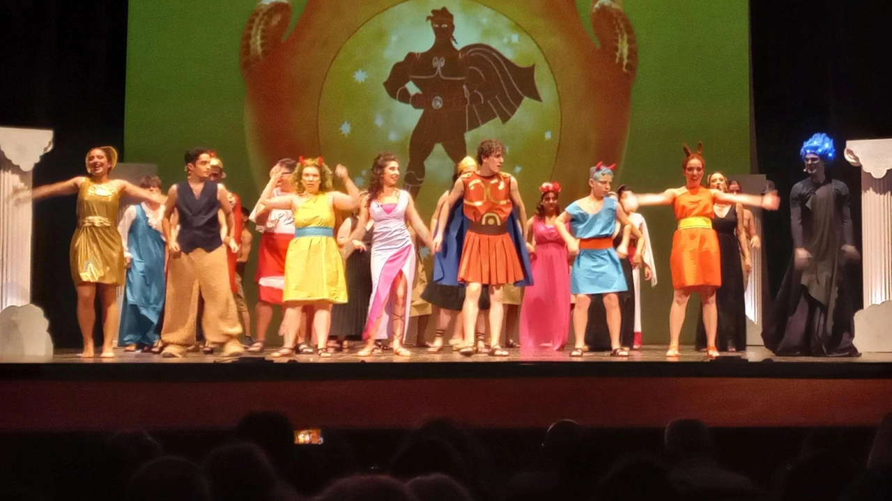 Lo spettacolo "Hercules - il musical" della compagnia TuttiaTeatro si terrà domani alle 21.30 presso la Cantina Vignaioli Morellino di Scansano, con un cast di 35 attori, tra studenti e ragazzi diversamente abili. Un progetto di integrazione che coinvolge e emoziona il pubblico. Lo spettacolo "Hercules - il musical" della compagnia TuttiaTeatro si terrà domani alle 21.30 presso la Cantina Vignaioli Morellino di Scansano, con un cast di 35 attori, tra studenti e ragazzi diversamente abili. Un progetto di integrazione che coinvolge e emoziona il pubblico.