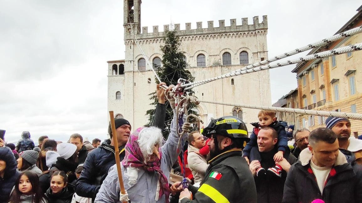 GUBBIO – Una piazza Grande gremita ha accolto ieri la "Befana del Pompiere", il tradizionale appuntamento eugubino che si è... GUBBIO – Una piazza Grande gremita ha accolto ieri la "Befana del Pompiere", il tradizionale appuntamento eugubino che si è...