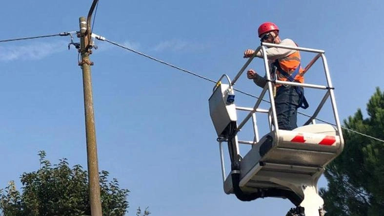 Installazione in corso per la nuova illuminazione pubblica in tutto il territorio del Comune di Coreglia Antelminelli (Foto Borghesi) Installazione in corso per la nuova illuminazione pubblica in tutto il territorio del Comune di Coreglia Antelminelli (Foto Borghesi)