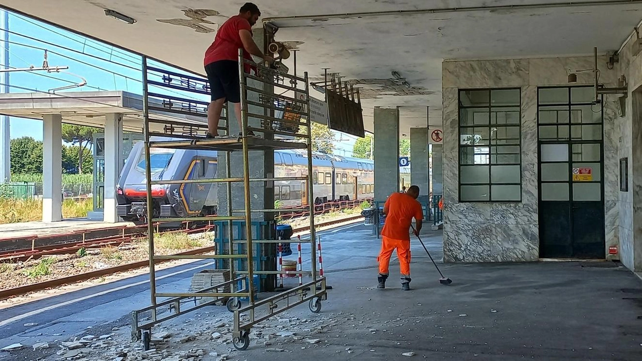 L’intervento degli operai dopo il crollo dell’intonaco avvenuto l’estate scorsa all’altezza del primo binario tra l’incredulità dei pendolari L’intervento degli operai dopo il crollo dell’intonaco avvenuto l’estate scorsa all’altezza del primo binario tra l’incredulità dei pendolari