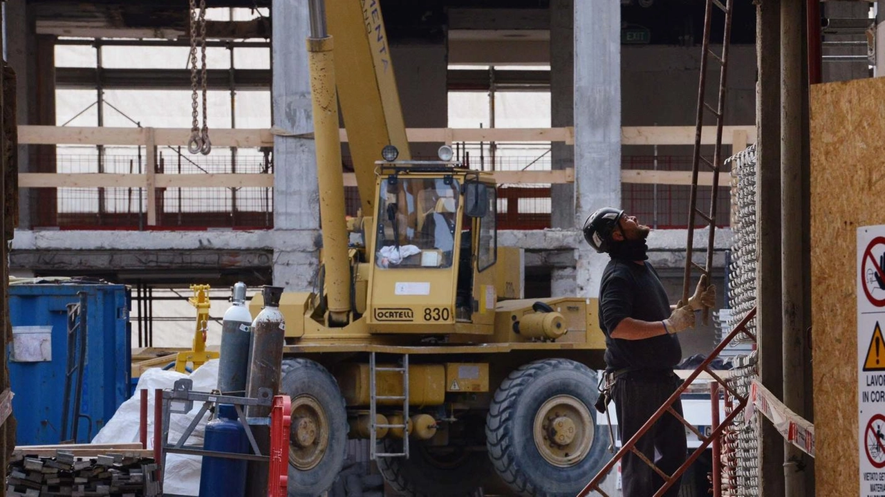 Un operaio edile durante i lavori in cantiere