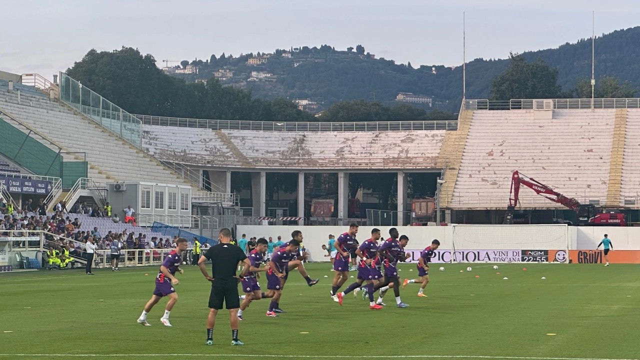 Il riscaldamento dei viola con, sullo sfondo, la "Fiesole" vuota (Fotocronache Germogli) Il riscaldamento dei viola con, sullo sfondo, la "Fiesole" vuota (Fotocronache Germogli)