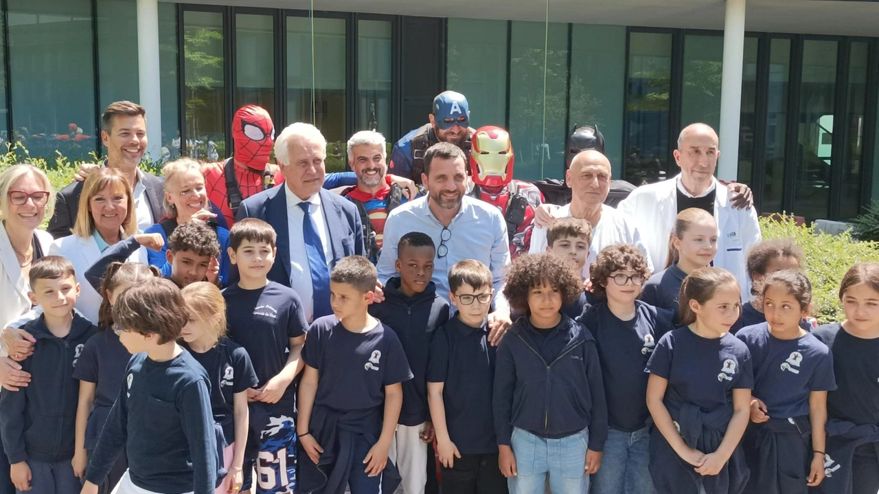 Allo spettacolo, hanno assistito i bambini, insieme al sindaco Alessandro Tomasi e al presidente della Regione, Eugenio Giani Allo spettacolo, hanno assistito i bambini, insieme al sindaco Alessandro Tomasi e al presidente della Regione, Eugenio Giani