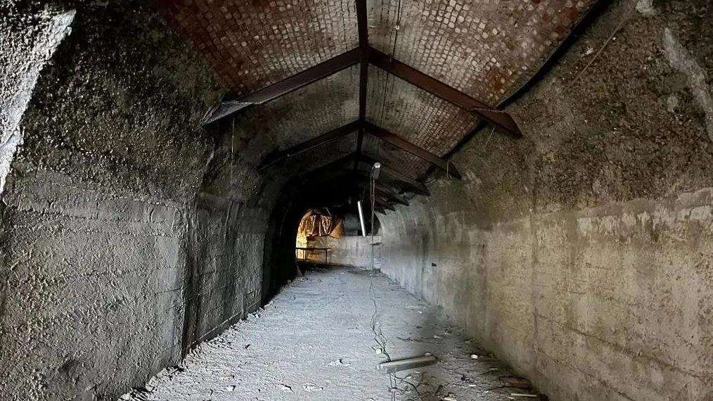 L’interno della galleria di collegamento tra via Garibaldi e la spiaggia della Marinella, a San Terenzo. . Pronto un primo lotto di lavori da 300mila euro