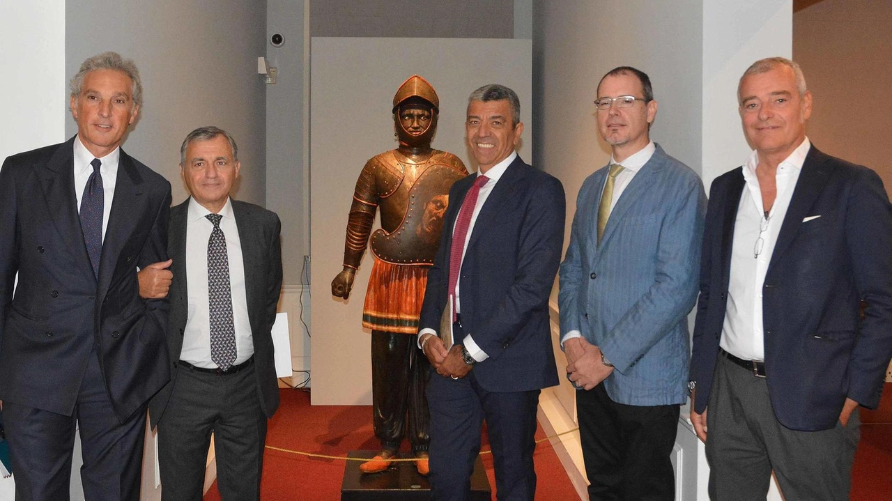 Mostra a Casa Bruschi ad Arezzo celebra antichi tornei toscani come la Giostra del Saracino e il Palio della Balestra, con esposizione di elmi e armature storiche.