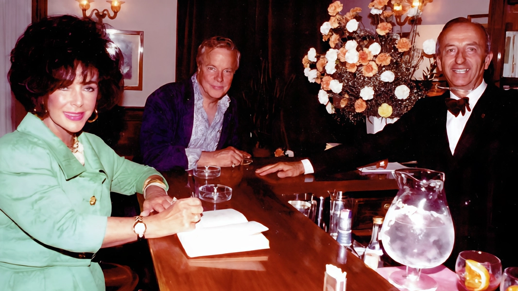 Liz Taylor e Franco Zeffirelli all’Harry’s Bar (foto concessa da Sina Villa Medici) Liz Taylor e Franco Zeffirelli all’Harry’s Bar (foto concessa da Sina Villa Medici)