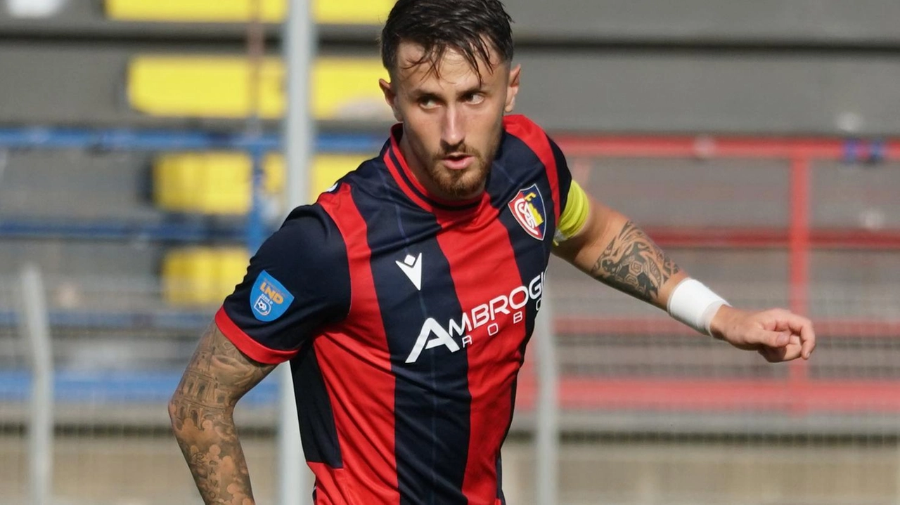 Il capitano del Montevarchi Sean Martinelli ringrazia i tifosi del la Curva Farolfi per il sostegno a ogni partita Il capitano del Montevarchi Sean Martinelli ringrazia i tifosi del la Curva Farolfi per il sostegno a ogni partita