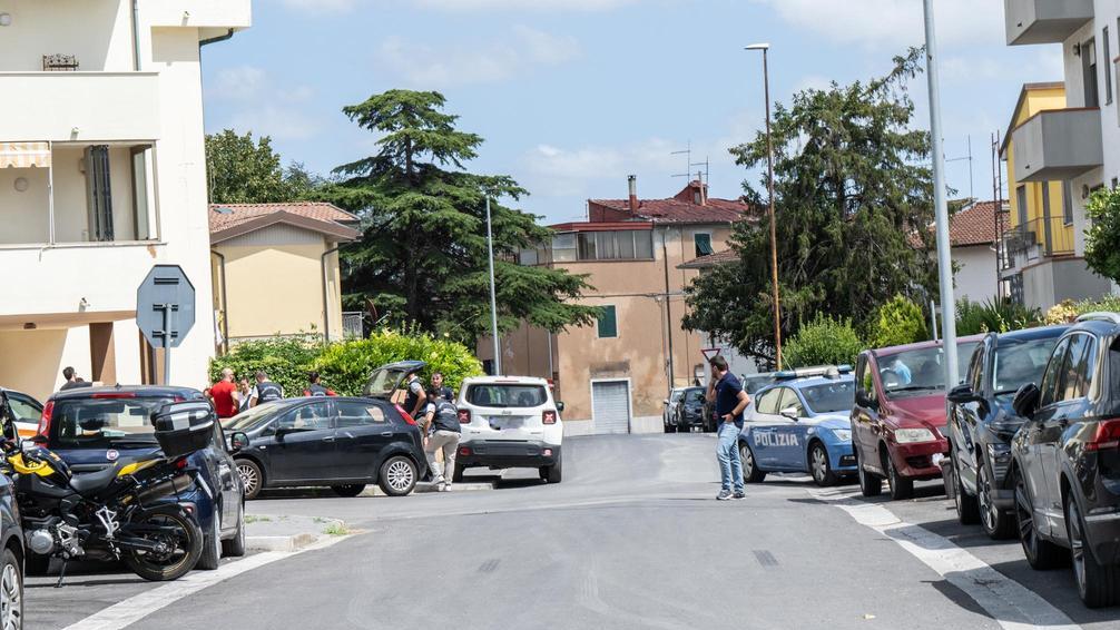 "L’ho uccisa, venite". Spara alla compagna e poi si toglie la vita. Dramma a Sant’Ermete "L’ho uccisa, venite". Spara alla compagna e poi si toglie la vita. Dramma a Sant’Ermete