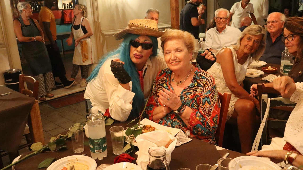 Mara Maionchi duranre lo show a Massa. Qui è con una delle drag queen, che durante la serata ha impersonato Loredana Bertè con i complimenti della stessa Maionchi Mara Maionchi duranre lo show a Massa. Qui è con una delle drag queen, che durante la serata ha impersonato Loredana Bertè con i complimenti della stessa Maionchi