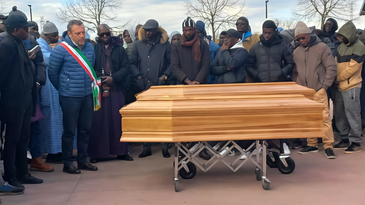 La comunità senegalese di Santa Croce, insieme al sindaco Roberto Giannoni, si è stretta alla famiglia di Mame Badiane e Sokhna morte nell’incidente di Viareggio La comunità senegalese di Santa Croce, insieme al sindaco Roberto Giannoni, si è stretta alla famiglia di Mame Badiane e Sokhna morte nell’incidente di Viareggio