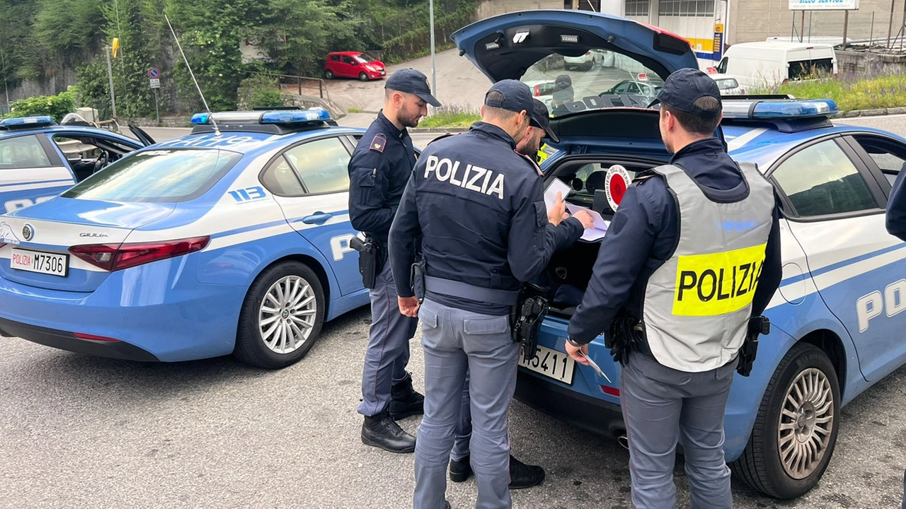 Le Forze dell’ordine effettuano quotidianamente posti di blocco sul territorio. Non solo per applicare il nuovo Codice della strada, ma anche per garantire la sicurezza di tutti sia in strada che sul fronte della sicurezza Le Forze dell’ordine effettuano quotidianamente posti di blocco sul territorio. Non solo per applicare il nuovo Codice della strada, ma anche per garantire la sicurezza di tutti sia in strada che sul fronte della sicurezza