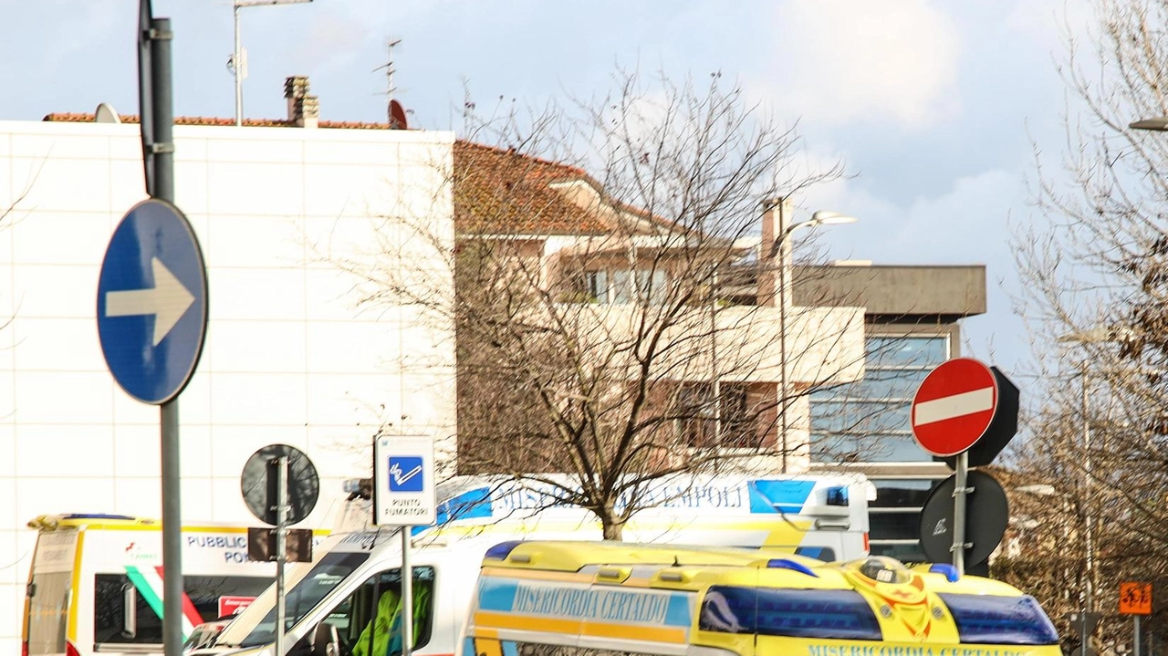 L’esterno dell’ingresso del pronto soccorso dell’ospedale San Giuseppe di Empoli dove l’uomo è stato accompagnato L’esterno dell’ingresso del pronto soccorso dell’ospedale San Giuseppe di Empoli dove l’uomo è stato accompagnato