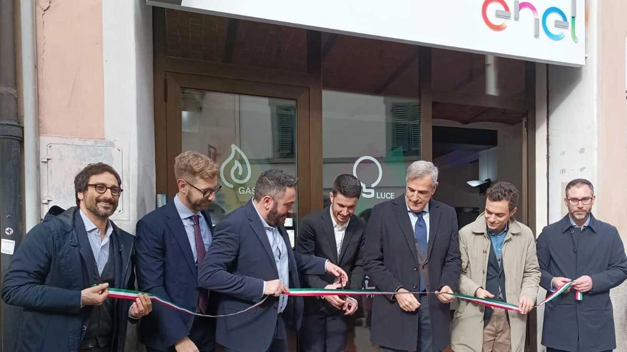 Il momento del taglio del nastro Il momento del taglio del nastro
