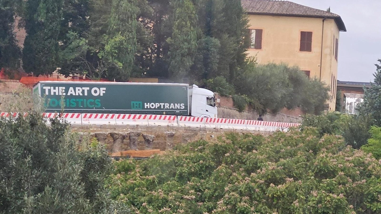 Il camion si è incastrato alle 6 del mattino alla curva di San Francesco in via Livini. Traffico in tilt . Il camion si è incastrato alle 6 del mattino alla curva di San Francesco in via Livini. Traffico in tilt .