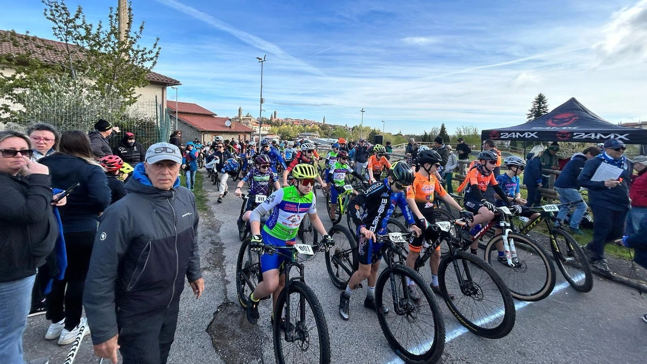 Oltre 150 atleti hanno partecipato al Campionato Toscano M.T.B. di Cross Country, celebrando lo sport e la memoria di Alberto Ferrari. Oltre 150 atleti hanno partecipato al Campionato Toscano M.T.B. di Cross Country, celebrando lo sport e la memoria di Alberto Ferrari.