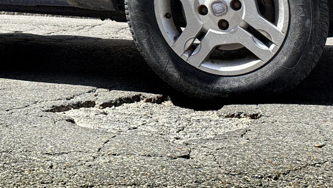 a caccia di buche le pagelle delle strade di firenze viali più lisci male i marciapiedi